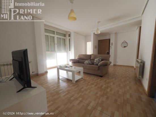  Piso de 3 amplios dormitorios y plaza de garaje junto a calle Socuellamos - CIUDAD REAL 