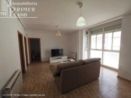 Piso de 3 amplios dormitorios y plaza de garaje junto a calle Socuellamos - CIUDAD REAL