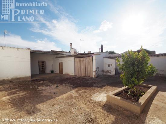  *Vivienda de planta baja, por calle Encuentros, con 318m2, 3 dormitorios, baño, cocinilla y patio*  