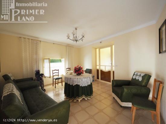 *Vivienda de planta baja, por calle Encuentros, con 318m2, 3 dormitorios, baño, cocinilla y patio* 