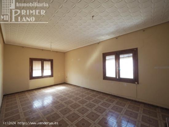 *Vivienda, con 6 dormitorios, en esquina junto a c/Doña Crisanta de 350 m2 construidos* - CIUDAD RE