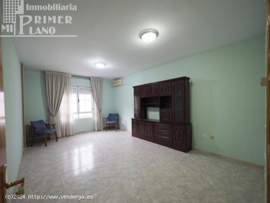 *¡Piso de 3 dormitorios 2 baños y plaza de garaje en paso san Isidro!* - CIUDAD REAL