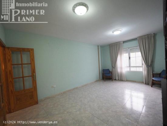 *¡Piso de 3 dormitorios 2 baños y plaza de garaje en paso san Isidro!* - CIUDAD REAL