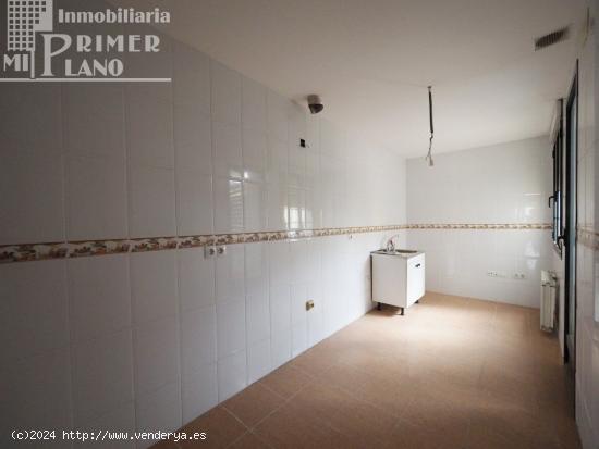 Piso en Jardines de la Estacion, nuevo a estrenar, de 4 dorm, 2 baños, garaje, trastero y piscina -