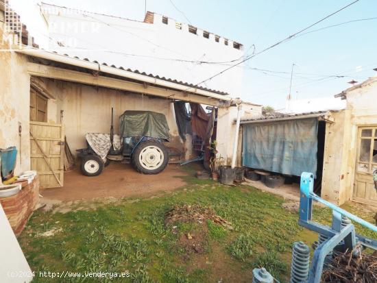 *Casa, en esquina, para solar, junto a c/Espartero, con 200m2 y 30,50m de fachada, por solo 63.000