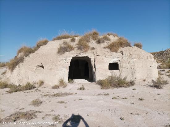 FINCA CON VARIAS CUEVAS EN ZONA RURAL DE BAZA - GRANADA