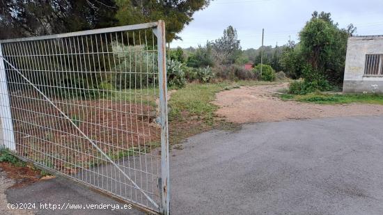 Terreno con dos construcciones - TARRAGONA