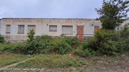 Terreno con dos construcciones - TARRAGONA