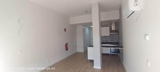 Oficina-loft de 38 m2 con garaje incluido, a 3 min. del Renfe. - MADRID