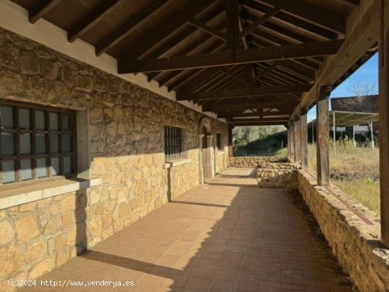 CASABANCO VENDE FINCA CON HOTEL EN MADROÑERA - CACERES