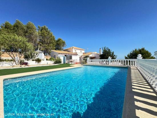 Chalet en alquiler en Gata de Gorgos: Espacioso y acogedor con piscina privada, vistas al mar. - ALI