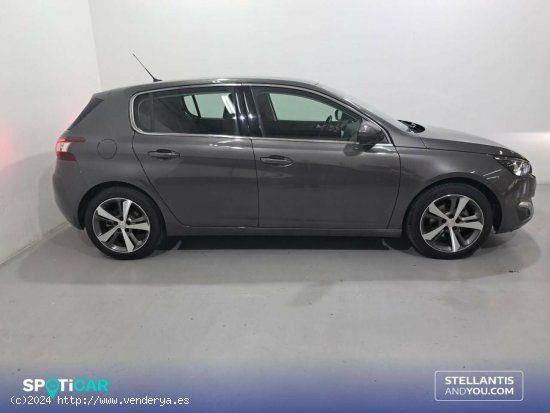 Peugeot 308  5p  1.2 PureTech 96KW (130CV) S&S Allure - Sant Boi de Llobregat