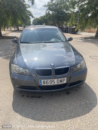 BMW Serie 3 320d Auto. de 2005 con 273.000 Km por 5.500 EUR. en Sevilla