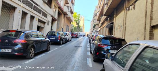 SE VENDE 2 PLAZAS  DE GARAJE CON TRASTERO  EN MUY BUNA ZONA - ALICANTE