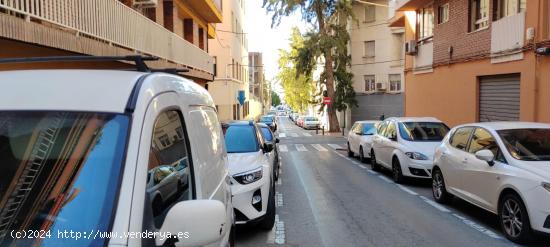 SE VENDE 2 PLAZAS  DE GARAJE CON TRASTERO  EN MUY BUNA ZONA - ALICANTE