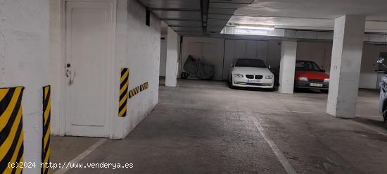 SE VENDE 2 PLAZAS  DE GARAJE CON TRASTERO  EN MUY BUNA ZONA - ALICANTE