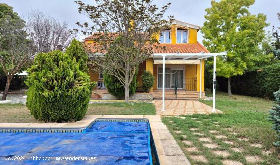 Chalet de estilo rústico con piscina y jardín - MADRID