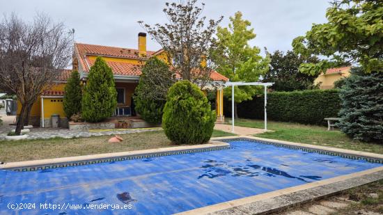 Chalet de estilo rústico con piscina y jardín - MADRID