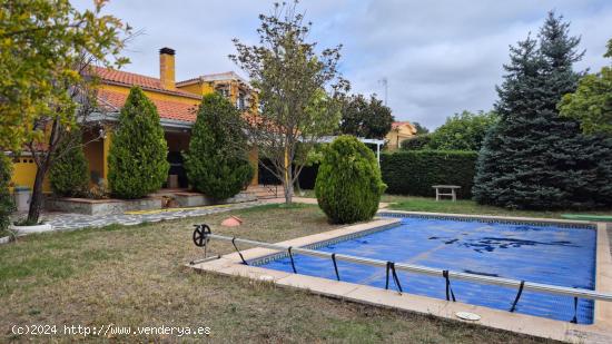 Chalet de estilo rústico con piscina y jardín - MADRID