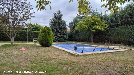 Chalet de estilo rústico con piscina y jardín - MADRID