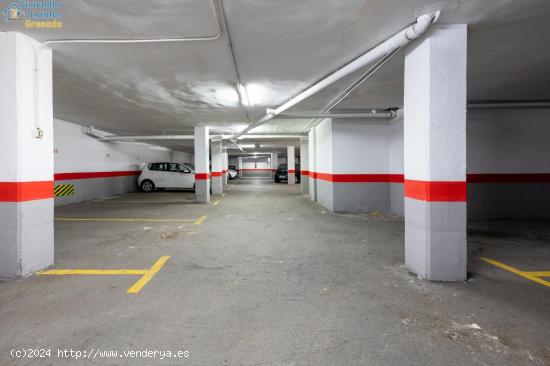 Centro de la ciudad. Amplia plaza de aparcamiento con fácil acceso. - GRANADA