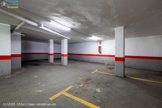 Centro de la ciudad. Amplia plaza de aparcamiento con fácil acceso. - GRANADA