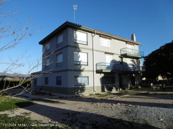 Casa de tres plantas a 3 minutos de la población de Xerta (Tarragona)  limita con el Rio Ebro. - TA