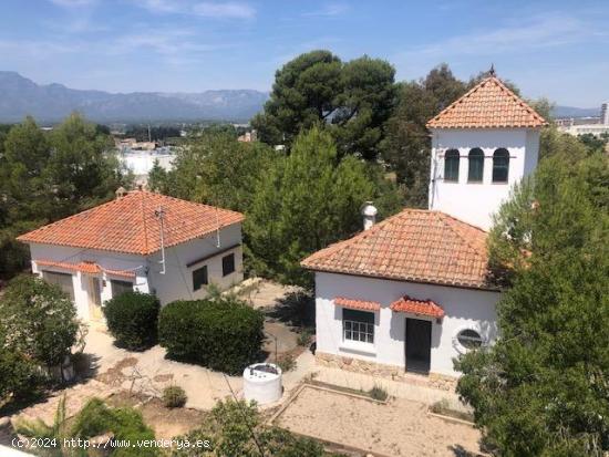  Dos chalets en la misma parcela,  uno de 85 m2. y el otro de 120 m2. separados por 10 mts. aprox. -  