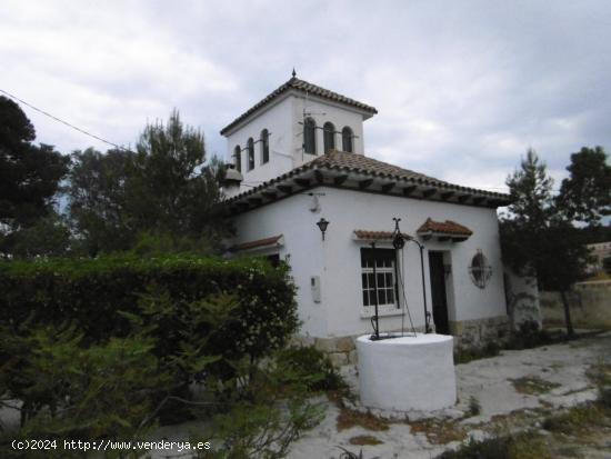 Dos chalets en la misma parcela,  uno de 85 m2. y el otro de 120 m2. separados por 10 mts. aprox. - 