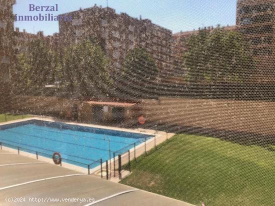 Piso de tres dormitorios, en Avd Burgos,, con dos plazas de garaje, dos trasteros y piscina. - LA RI