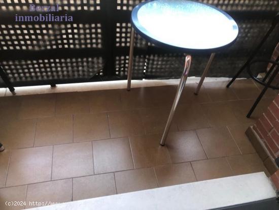 Piso de tres dormitorios, en Avd Burgos,, con dos plazas de garaje, dos trasteros y piscina. - LA RI