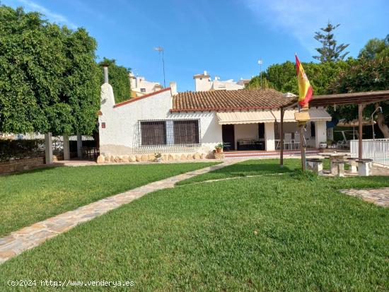  EL MEJOR CHALET DE PUNTA PRIMA. PRECIOSA VIVIENDA EN ESQUINA EN SEGUNDA LÍNEA DE PLAYA DE PUNTA PRI 