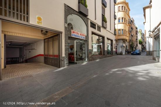 Centro de la ciudad. Amplia plaza de aparcamiento con fácil acceso. - GRANADA