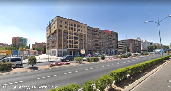 Local diáfano de esquina, en la zona La Serna, en Avenida de España. Con todos los servicios cerca