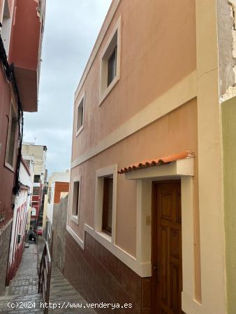 Casa terrera de tres plantas en la Vega de San José - LAS PALMAS