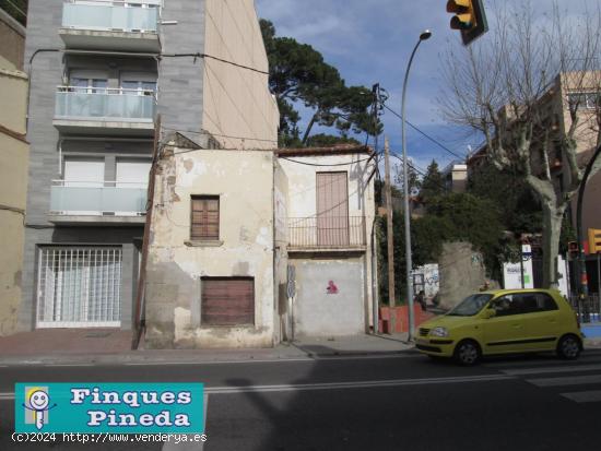 Solar para edificar en Canet de Mar para 4 viviendas enfrente de la estación y la playa - BARCELONA