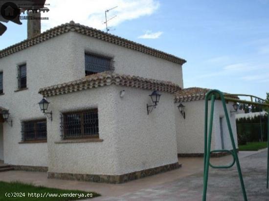 INMOBILIARIA TEJARES VENDE CHALET EN URB. AGUA SOL - ALBACETE