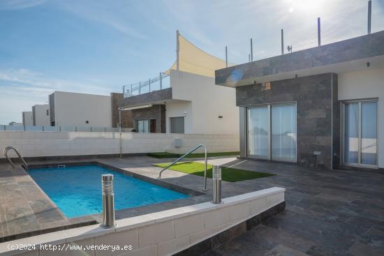 VILLA CONTEMPORANEA JUNTO A CAMPO DE GOLF - ALICANTE