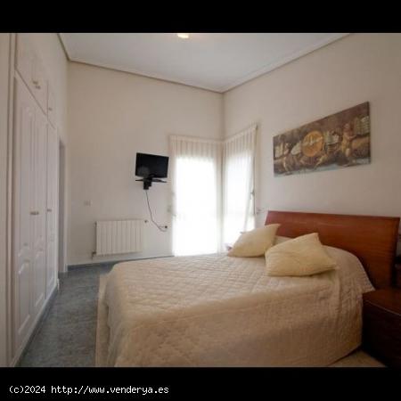 CHALET INDEPENDIENTE EN LOS BALCONES TORREVIEJA 5D - ALICANTE