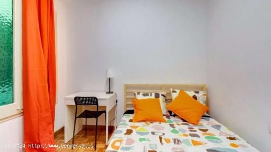 Se alquila habitación en apartamento de 10 dormitorios en L'Esquerra de l'Eixample - BARCELONA