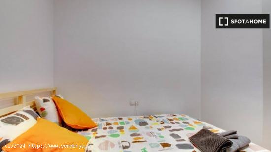 Se alquila habitación en apartamento de 10 dormitorios en L'Esquerra de l'Eixample - BARCELONA