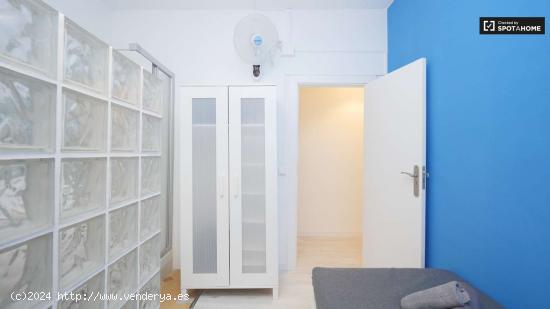 Habitación amueblada en apartamento de 5 dormitorios, Sant Martí - BARCELONA