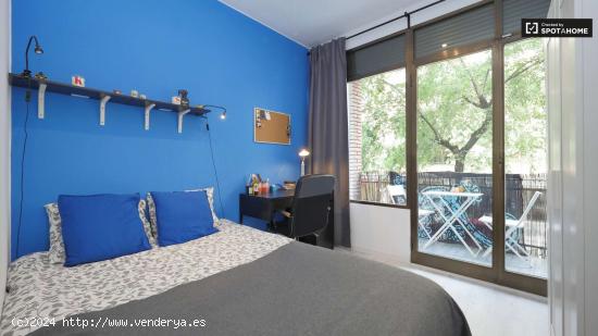 Habitación luminosa en apartamento de 5 dormitorios, Sant Martí - BARCELONA