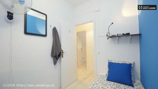 Acogedora habitación en un apartamento de 5 dormitorios, Sant Martí - BARCELONA