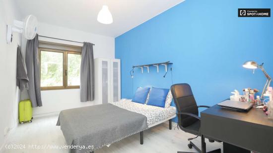 Amplia habitación en apartamento de 5 dormitorios, Sant Martí - BARCELONA