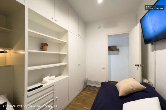  Se alquila habitación en piso de 4 habitaciones en Navas - BARCELONA 