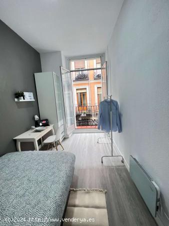 Se alquilan habitaciones en apartamento de 6 dormitorios en Malasaña - MADRID