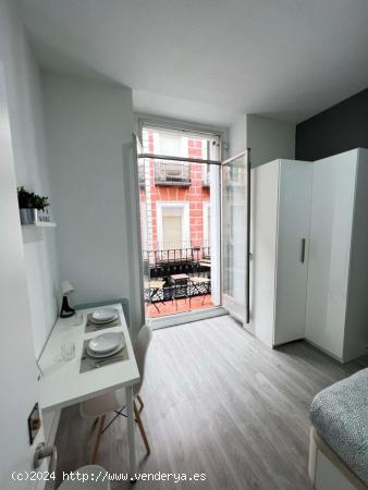 Se alquilan habitaciones en apartamento de 6 dormitorios en Malasaña - MADRID