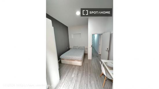 Se alquilan habitaciones en apartamento de 6 dormitorios en Malasaña - MADRID