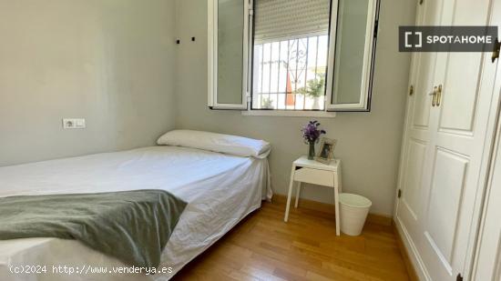 ¡Habitaciones en alquiler en piso de 12 habitaciones en Sevilla! - SEVILLA